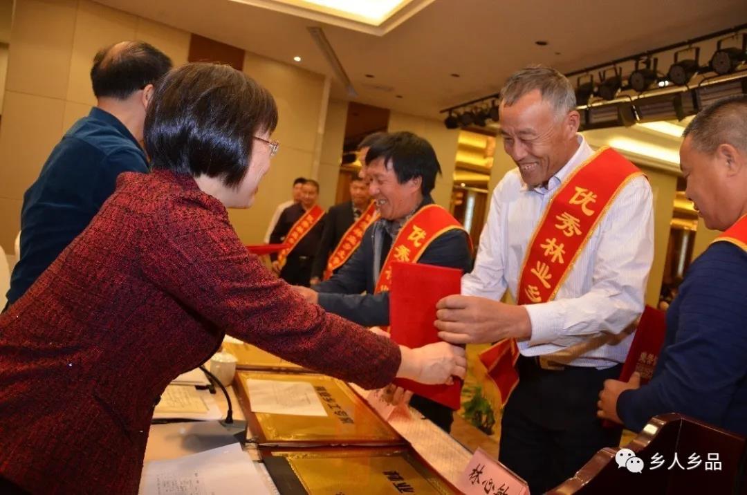 3优秀乡土专家颁奖.jpg